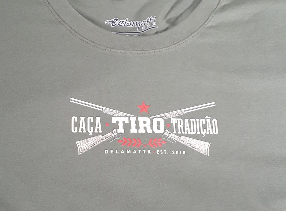 Estampa impressa na camiseta, detalhe de acabamento