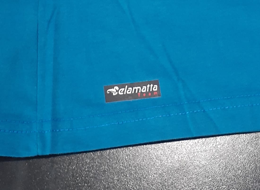 Etiqueta na barra da camiseta, detalhe de acabamento